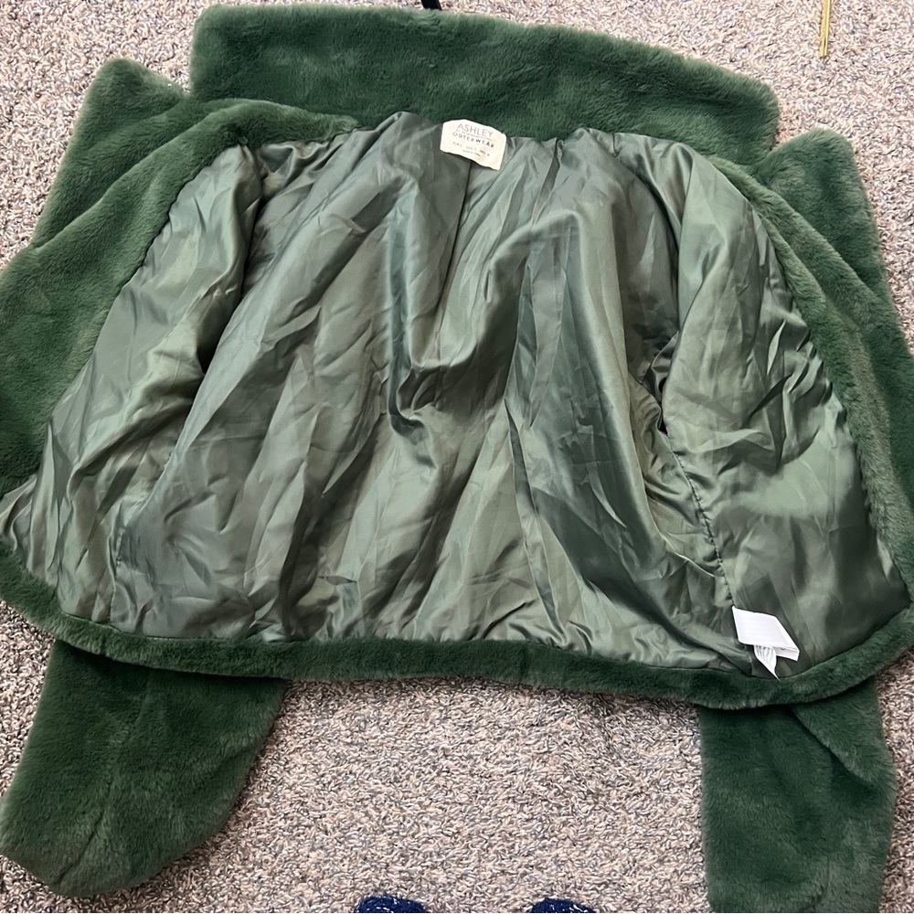 Festival Ready Ashley 26 International Green‎ Faux Fur Cropped Jacket - Picture 7 of 9